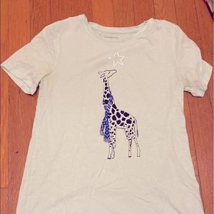 Pale green giraffe holiday tee